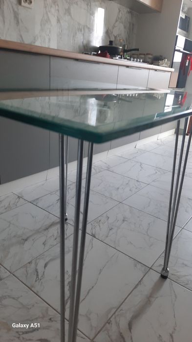 Продам стеклянный стол