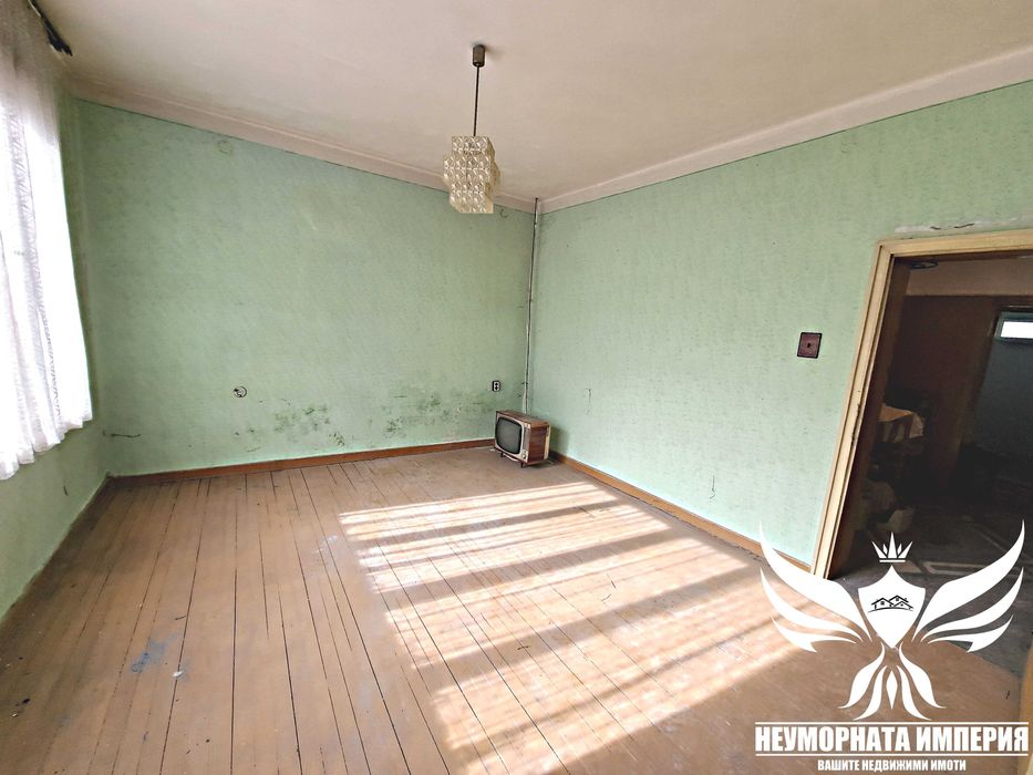 Продавам тристаен 128кв. 1ет. с гараж в гр.Асеновград, широк център