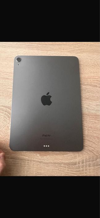 iPad Air в хорошем состояний.