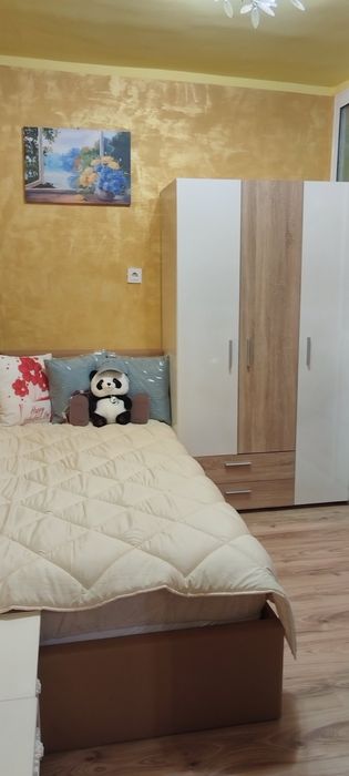 Етаж втори със самостоятелен вход и малък двор.Полуобзаведен с 4 стаи