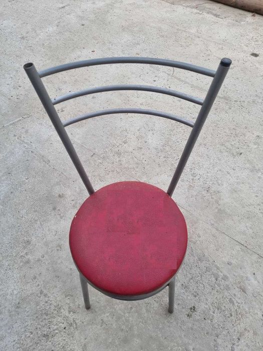 Продаётся стулья и стол для кафе.