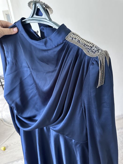 Продается платье в пол цвет электро