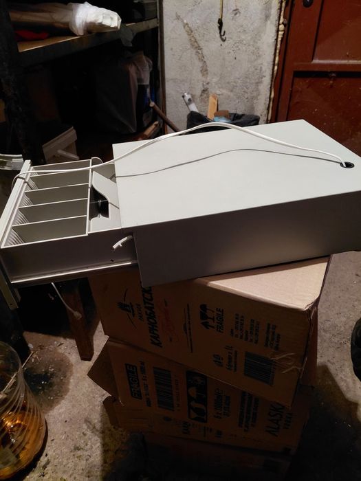 Метална каса за пари и стотинки с ключ.