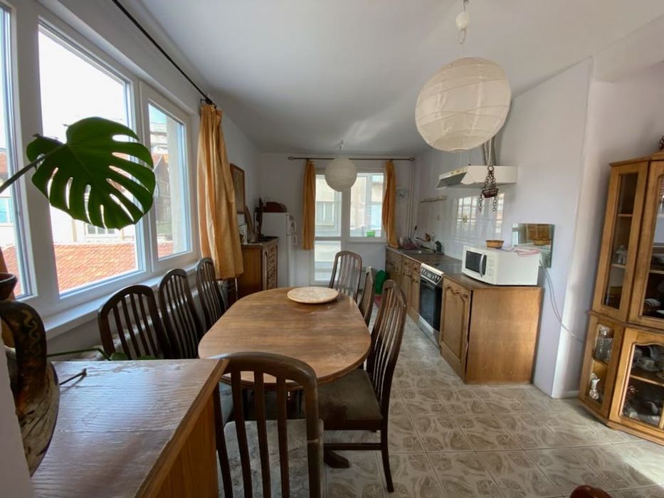 Дава се под наем Двустаен апартамент в Враца, Център - 80 кв.м за 305.49 € - Снимка #1