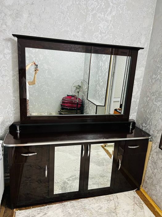 Зеркальная тумба для спальни — стильная и вместительная