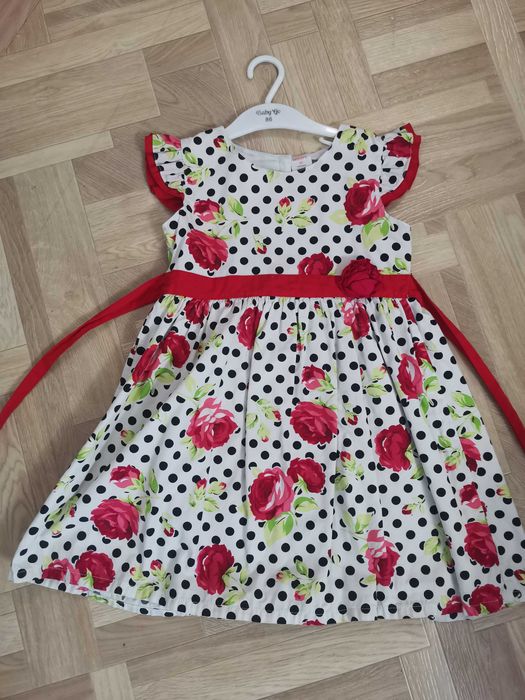 Продам платья ( 4 штуки) разные