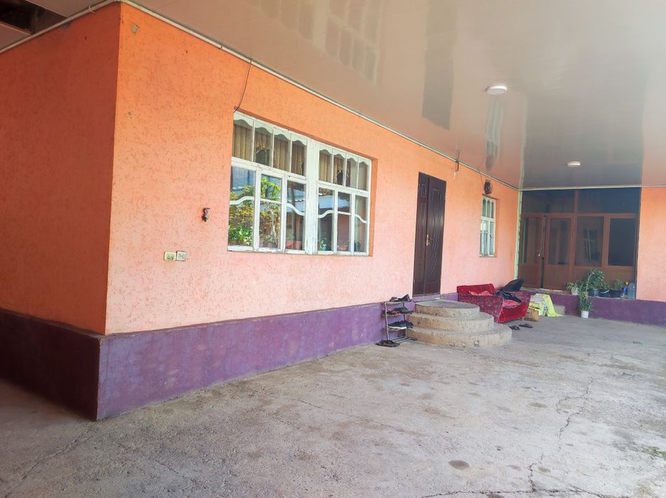 Uy sotiladi 8-sotix narxi kelishiladi