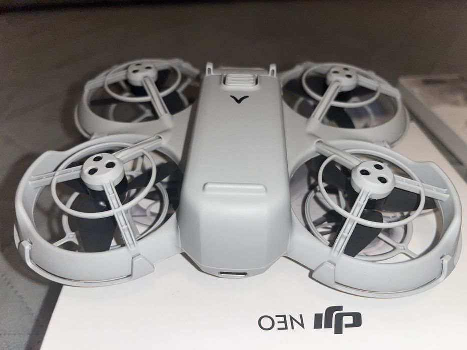 Vand drona DJI Neo + controller, ca noua, putin folosita, 10 incarcari