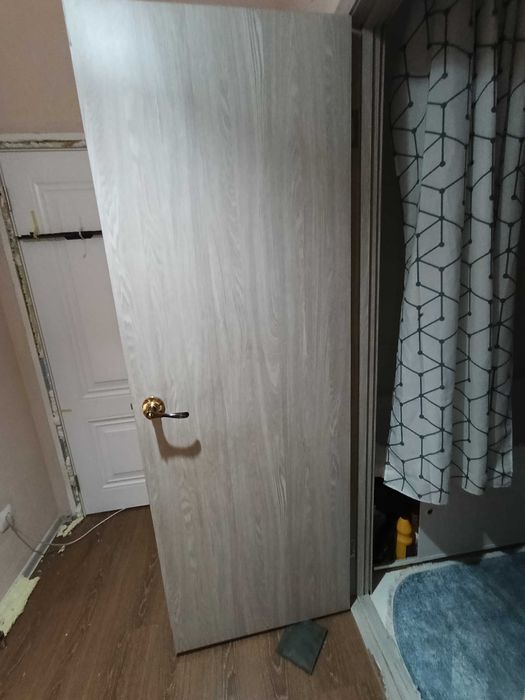 Б/у двери в бежевом цвете