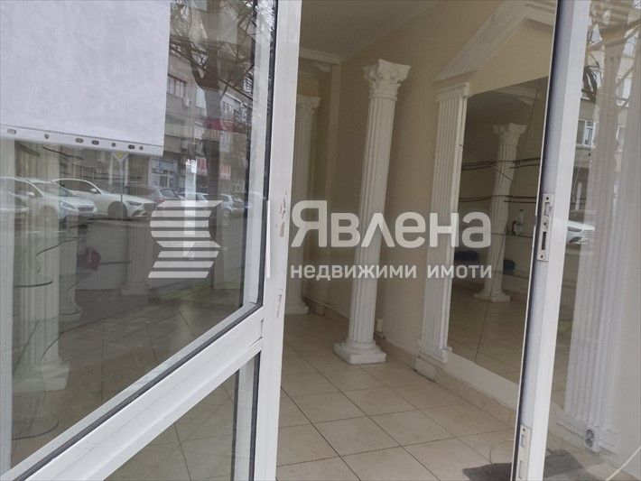 Магазин до кръстовище на ул. Цар Симеон Първи