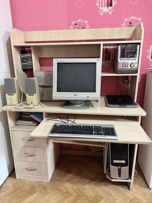 Комютер и мебел продам все в месте