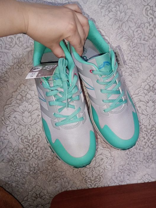 Кроссовки новые спортивные