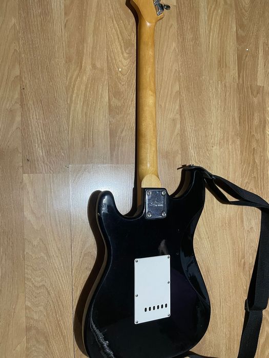 Chitară electrică și amplificator boxă