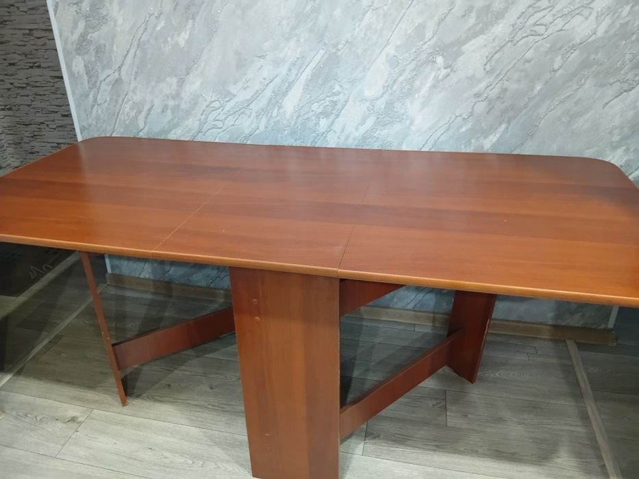 Продаётся раскладной стол