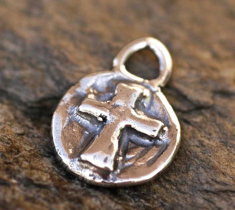 Сребърно бижу 925 – медальон с релефен кръст, талисман за вяра.