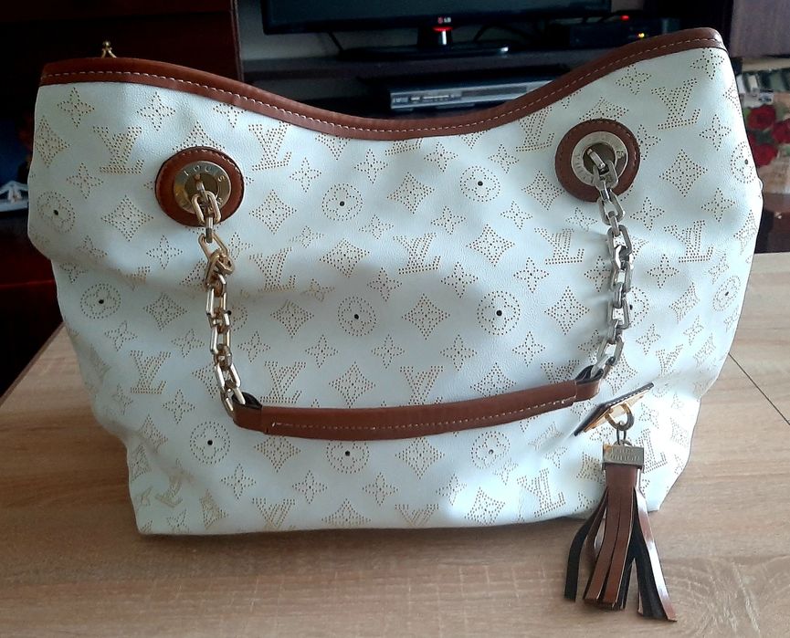 Оригинални и  ефектниобувки,със сребррист брокат, като нови и ефектна