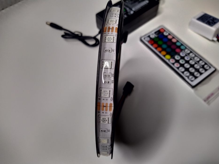 SET Banda RGB5050-300 LED + Sursa +Controller 44taste 5 METRI