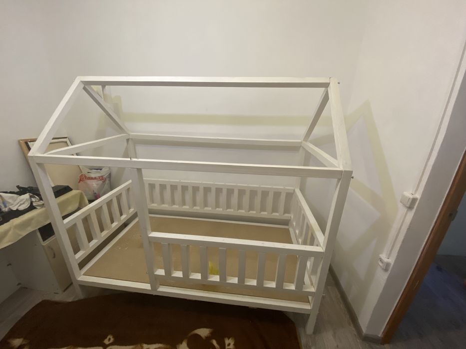 Продам кроватку-домик в хорошем состоянии