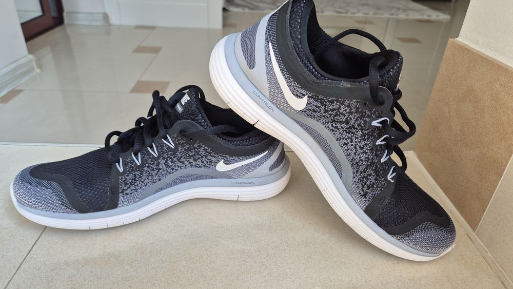 Маратонки Nike.  .