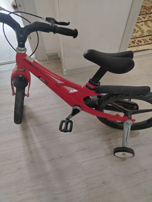Детский велосипед красний