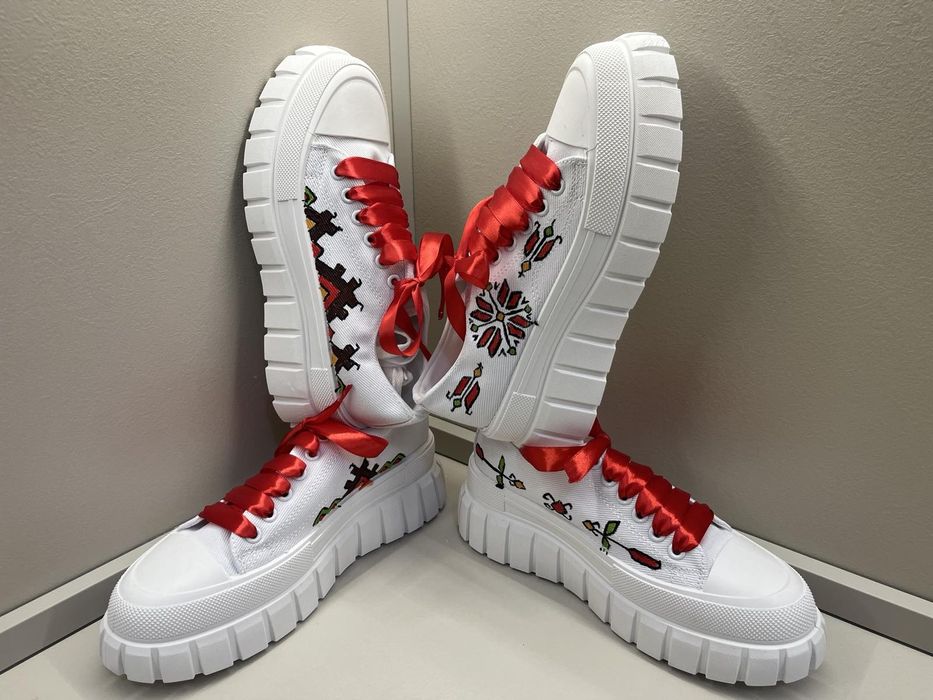 Дамски рисувани кецове