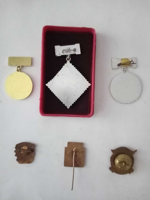 Колекционерски значки,ордени, монета от 1 английско пени.