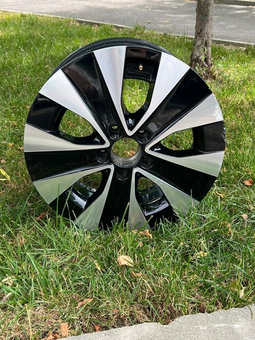 Vând janta Mercedes 2024 pe 17’’ usor avariata(zgariata)