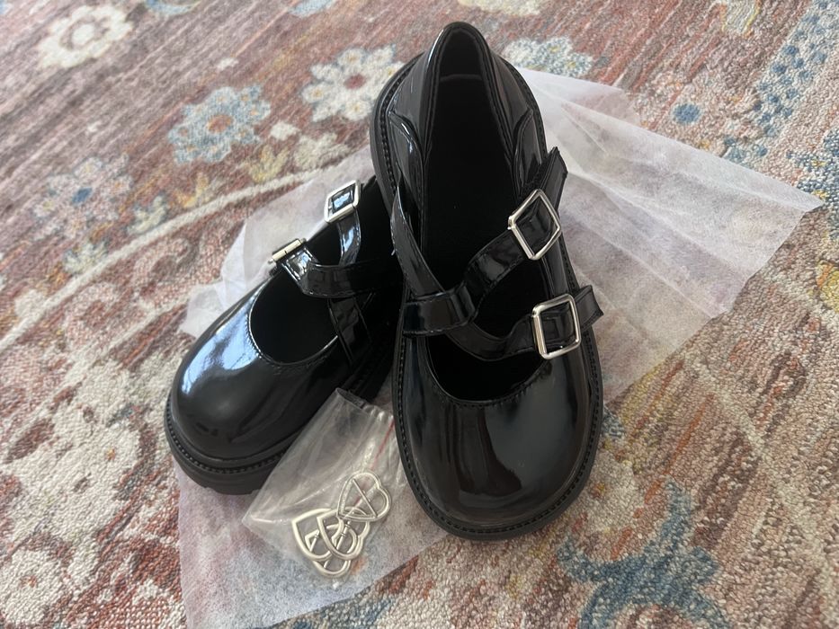 Продам школьные туфли