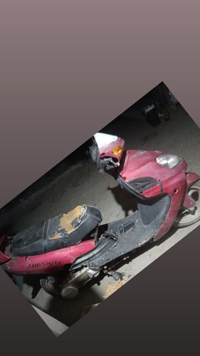 Vând scuter galerii 120cc150cc nu știu exact decât e că nu mă pricep bine la ele preț 750lei