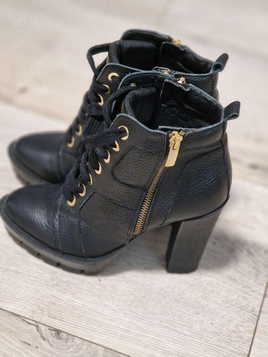 Vând cizmulițe piele naturala