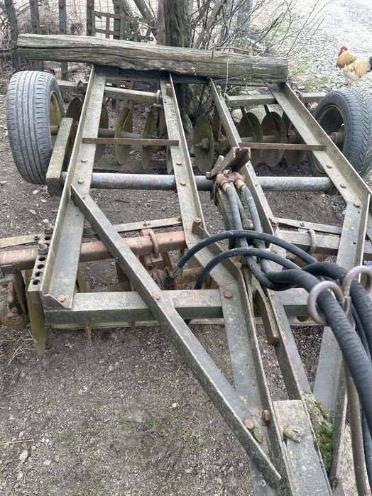 Vând disc pe roți 24 talere și semănătoare porumb carraro pe vid.