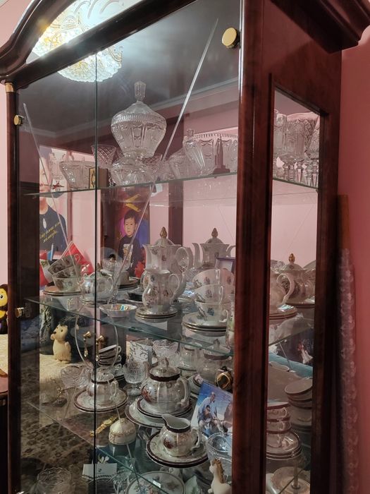 Буфет и шкаф-витрина для посуды