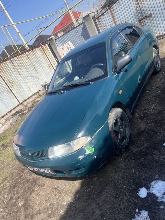 Машина Мицубиси Харизма