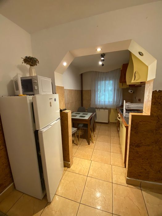 Inchiriez apartament 2 camere, decomandat, etaj 2, strada Sovata nr. 31