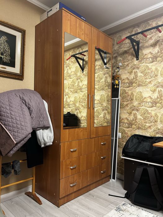 Продам мебель (стол,кровать,шкаф)