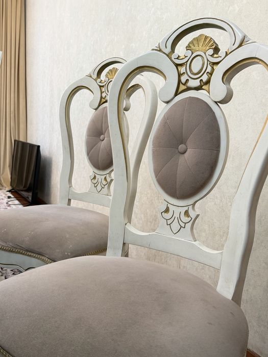 Стол и стулья в хорошем состоянии