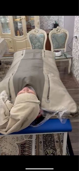 Әдемі түкті кискасы және үлкен қынапшасы бар қыз.