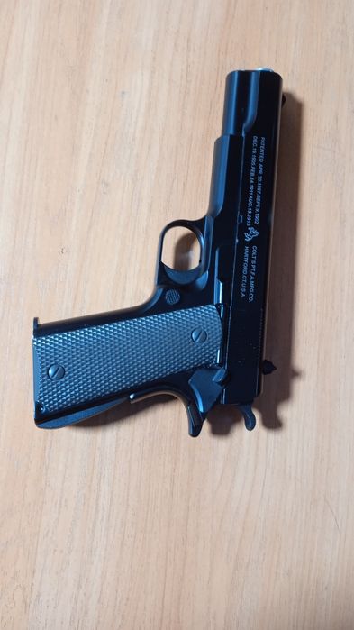 Пистолет как реальный, стреляет отлично чёрного цвета