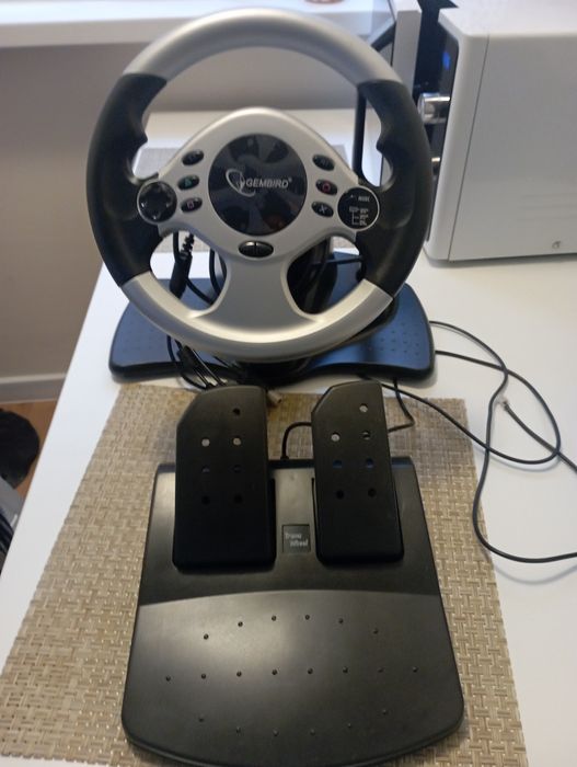 Волан и педали за игра на Playstation. 15€