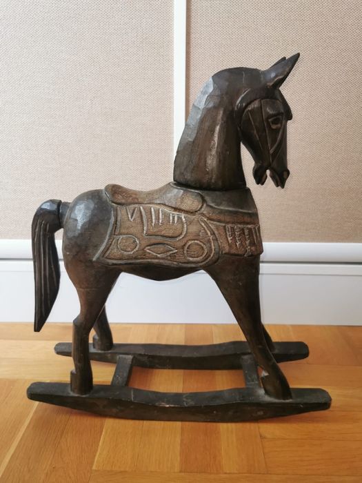 Антикварно Дървено люлеещо се конче в кафяв цвят играчка фигура декор