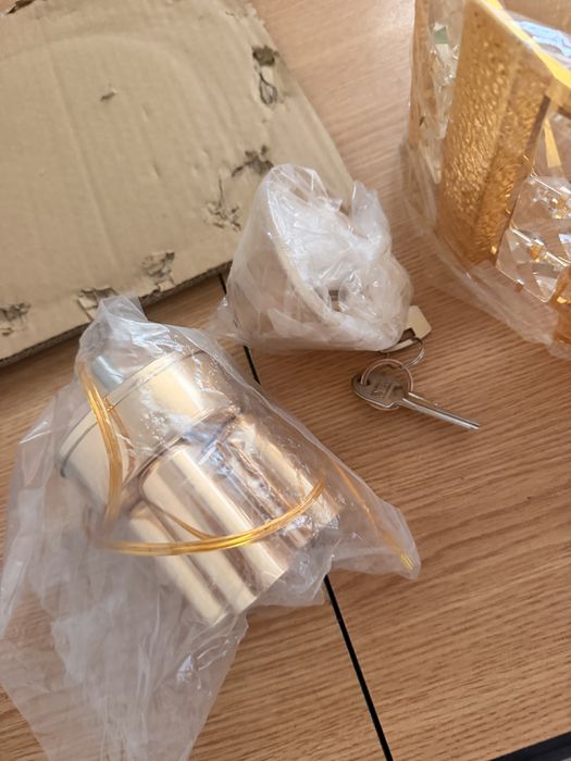 Lampa LED noua aurie