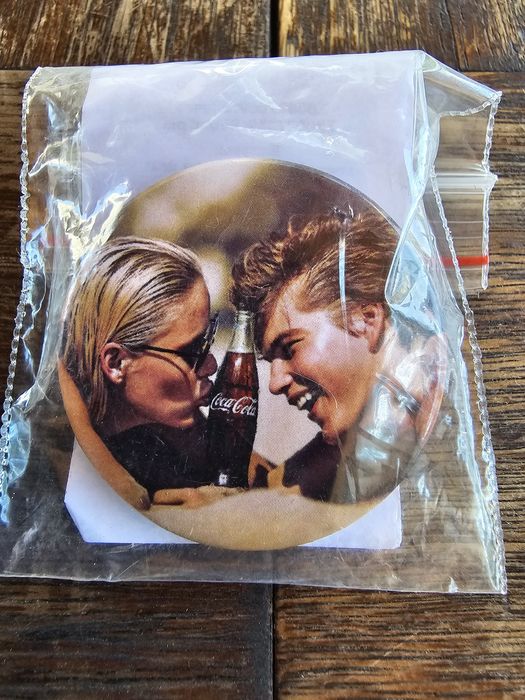 Coca cola , Fanta , Monster ключодържател , значка, камион , стойка