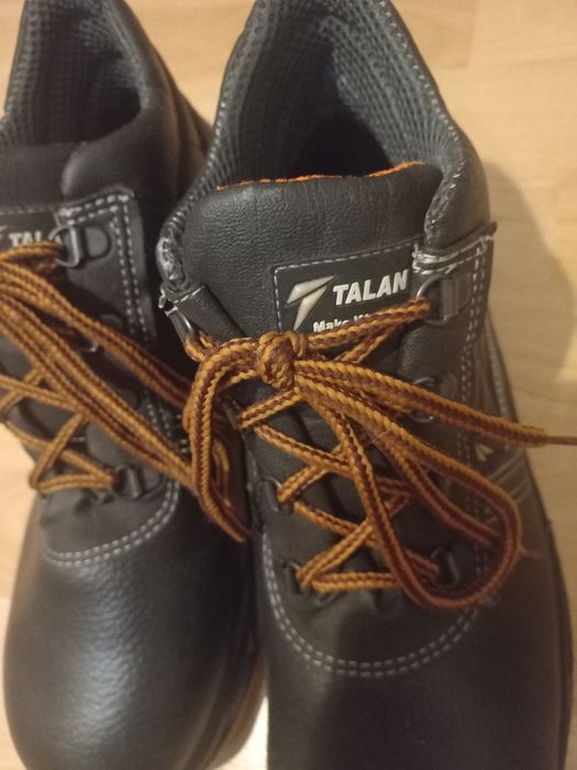 Vînd bocanci de protecție