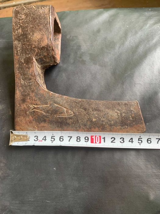 стара брадва с маркировки