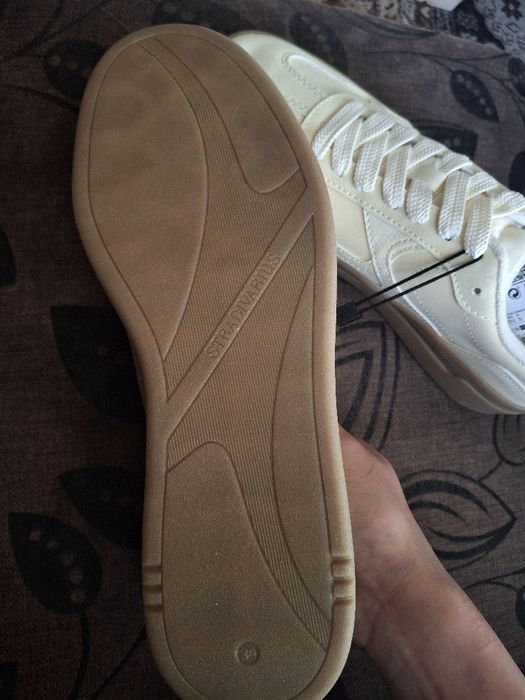 Продавам ортопедични дамски обувки  STRADIVARIUS