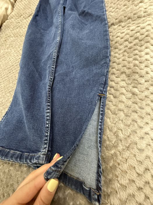 Blugi evazați și despicați pe părțile laterale