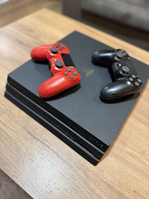 Конзола Playstation 4 PRO 1TB + два джойстика
