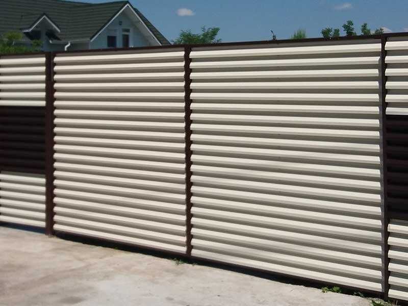 Garduri din panouri stil jaluzele, sipca metalica, tabla, plasa si BCA