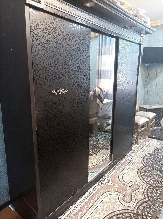 Mebel spalni divan tremon taburedka  kichik 2ta tumbasi ham bor shkaf