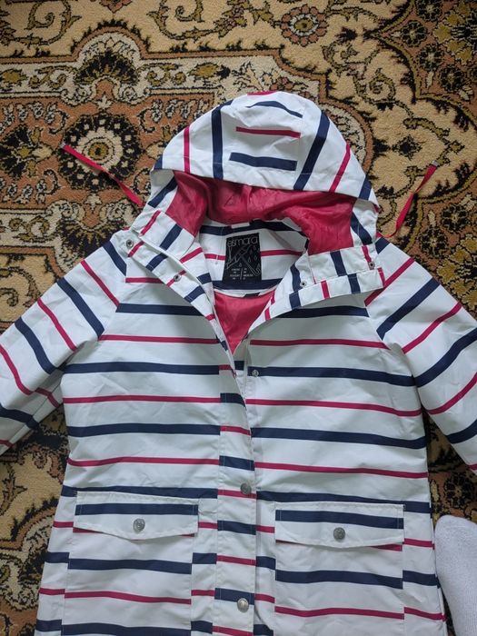 M. Nou. Geacă ploaie. Trench.